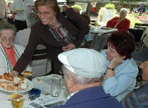Hefezopf für die SPD-Senioren als Symbol und sinnfälliges Beispiel, wie sich Ursula Keck das Miteinander als Oberbügerme